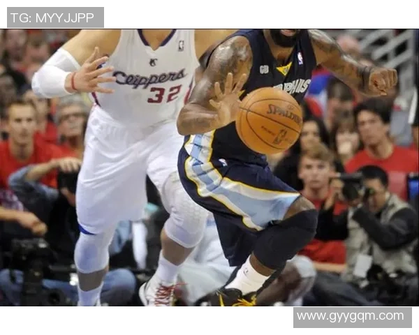 快船在绝境中逆袭灰熊上演惊天逆转全场观众为之震撼